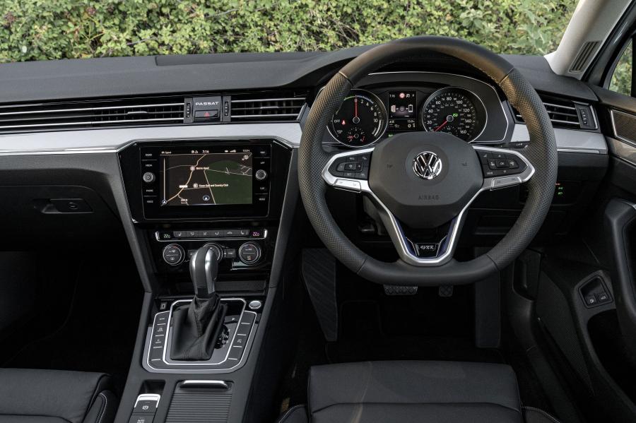 Торпедо Volkswagen Passat GTE (B8) 2019 года  (UK) (фото 21 из 26)